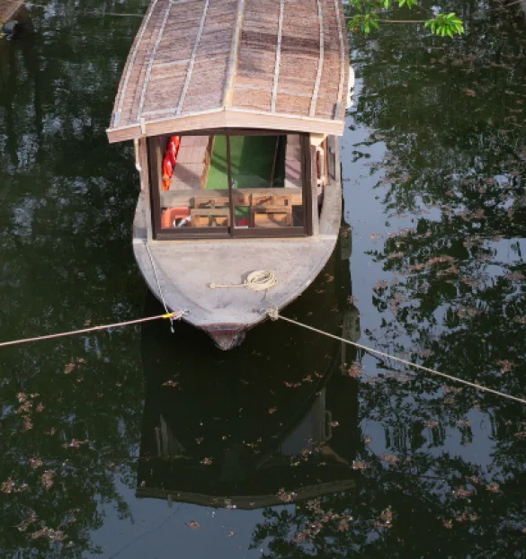 Shikara boat Alleppey cruising toward Pathiramanal Island across Kerala's scenic backwaters with calm waters and greenery.